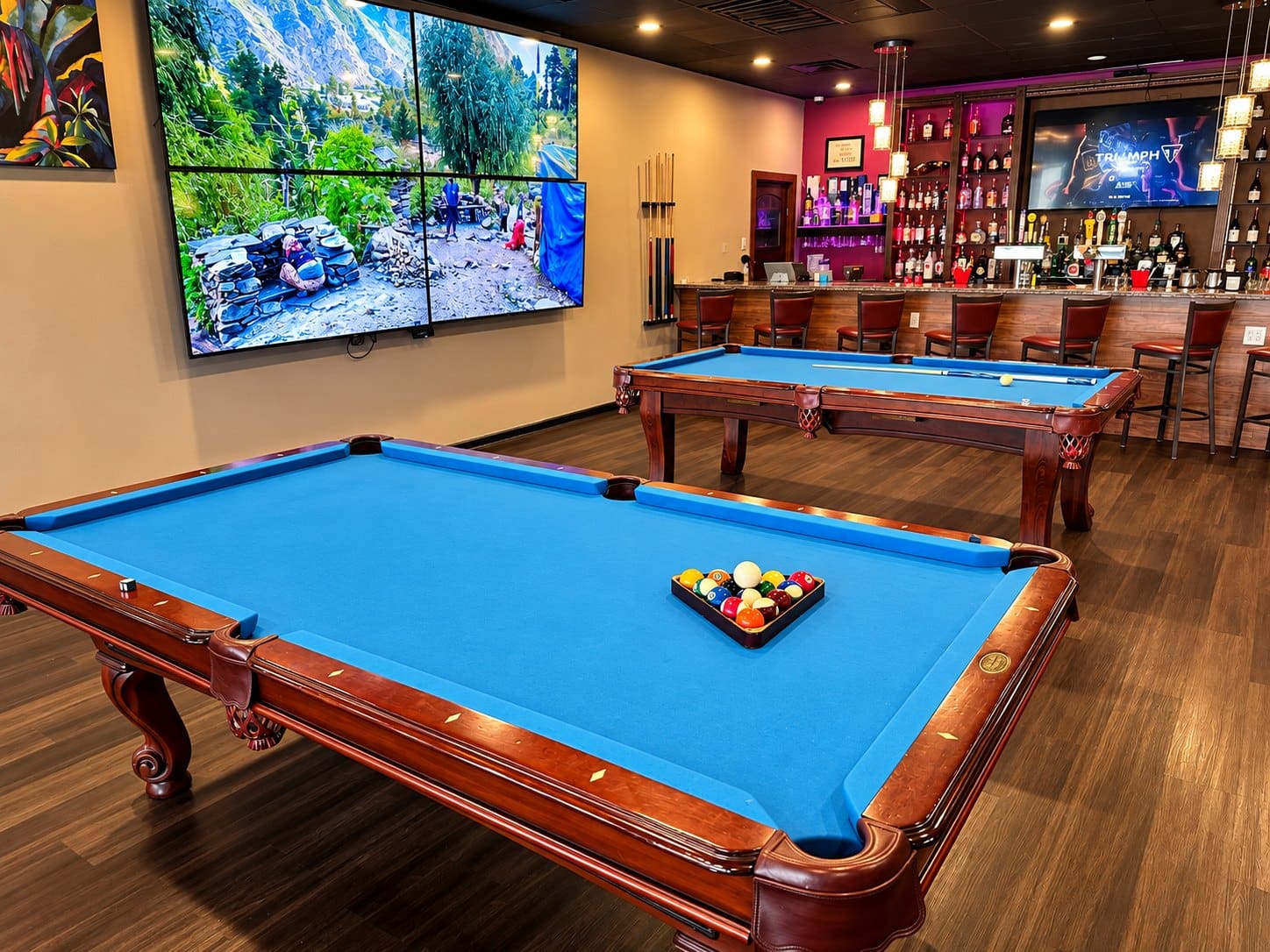 Two pool tables in the lounge